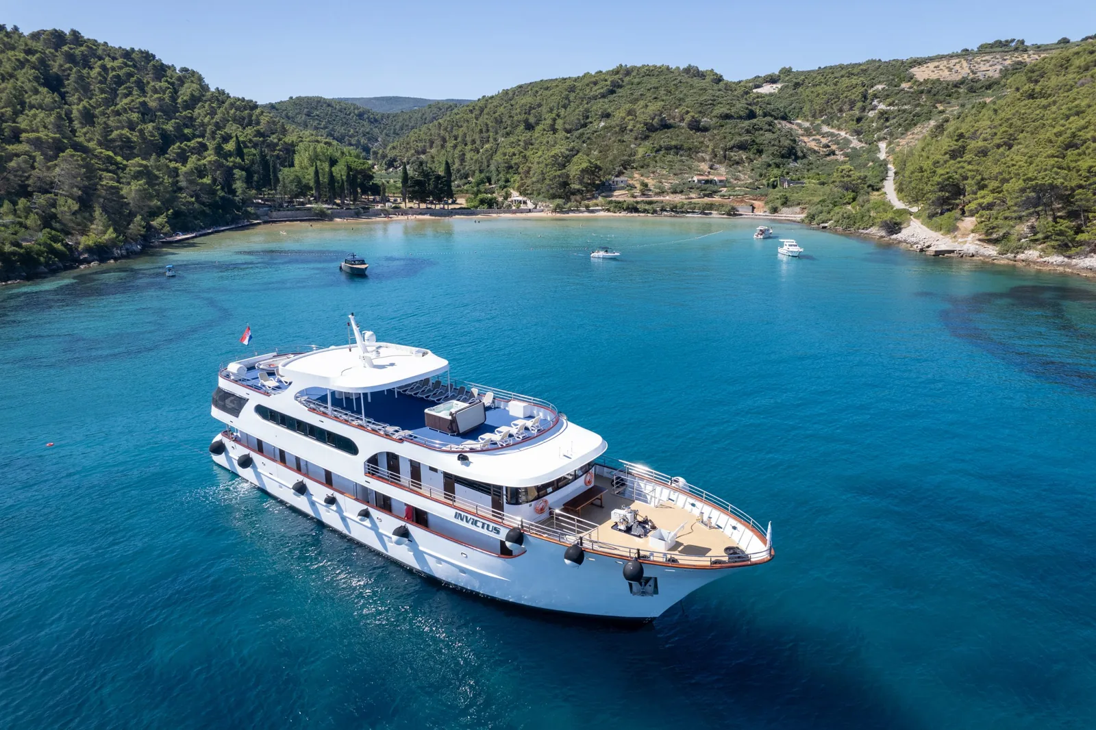 Invictus cruise ship